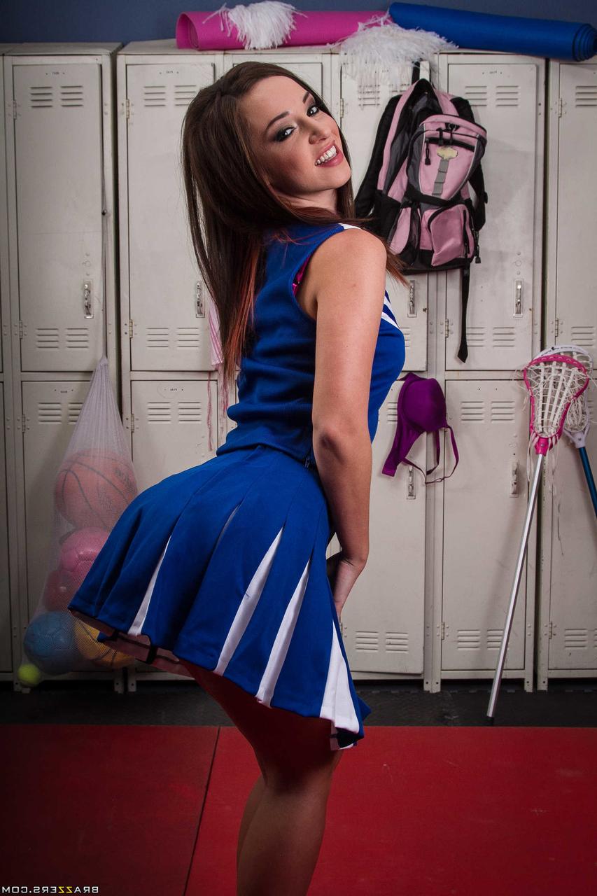 18P Maddy Oreilly tira lentamente sua roupa de líder de torcida para a câmera