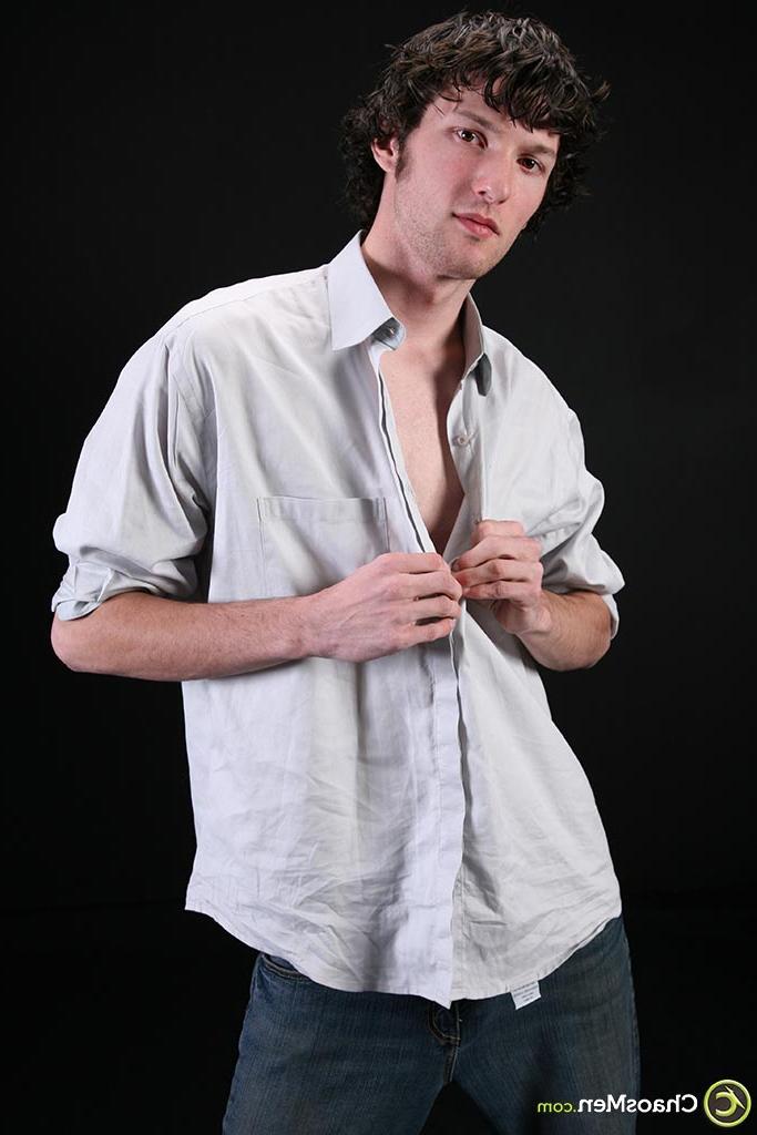 20P Adorable gay cachondo londinense desnudándose y posando desnudo en solitario