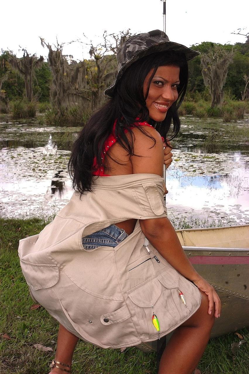 20P A pescadora latina Janaina Rios tira a roupa no barco e mostra suas curvas bronzeadas