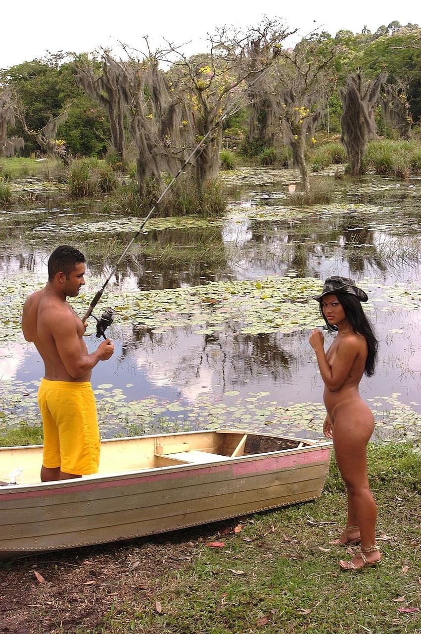 20P A pescadora latina Janaina Rios tira a roupa no barco e mostra suas curvas bronzeadas