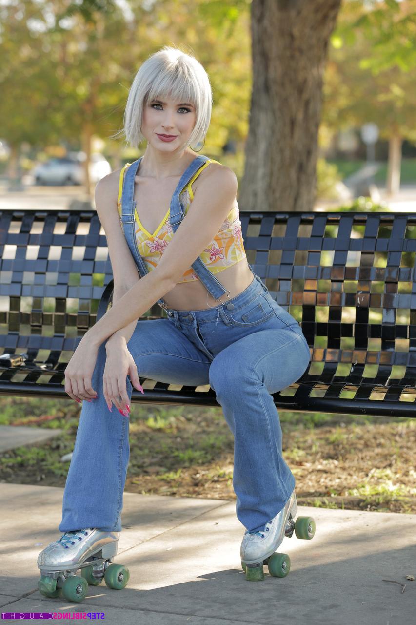 20P La joven rubia platino Jessie Saint es desnudada y follada por su hermanastro