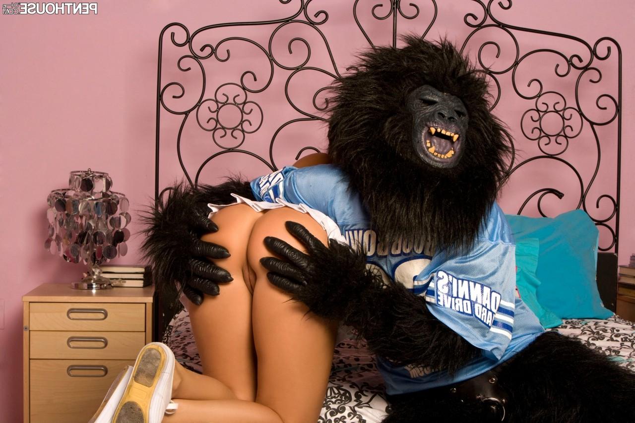 20P La traviesa Britney Stevens y juguetean con el culo de la mascota gorila Crissy Moon