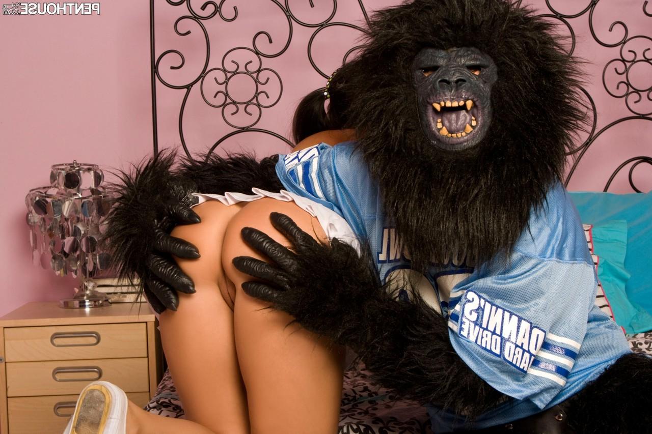 20P La traviesa Britney Stevens y juguetean con el culo de la mascota gorila Crissy Moon