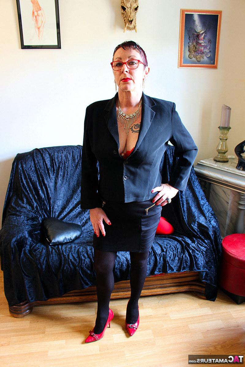 16P Mary Bitch, femme mûre, affiche son buisson percé en bas sexy.