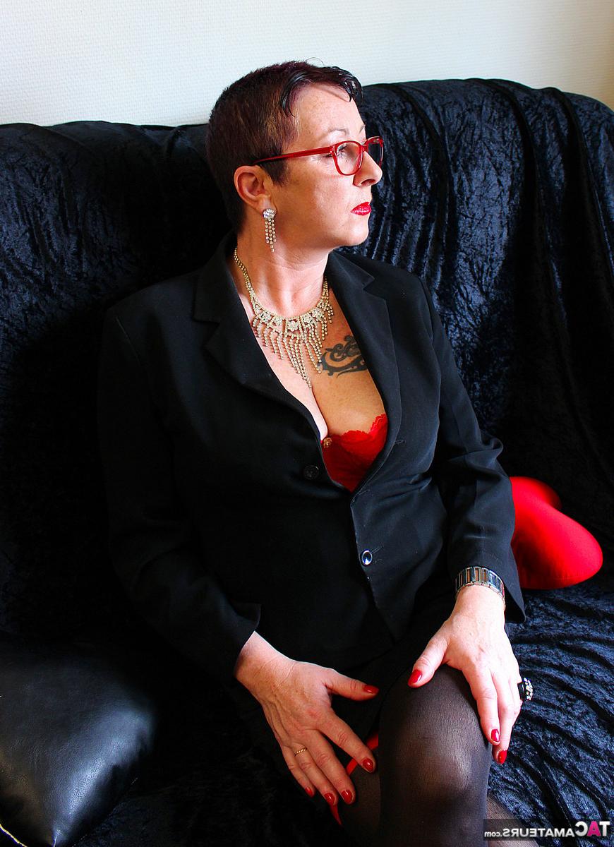 16P Mary Bitch, femme mûre, affiche son buisson percé en bas sexy.
