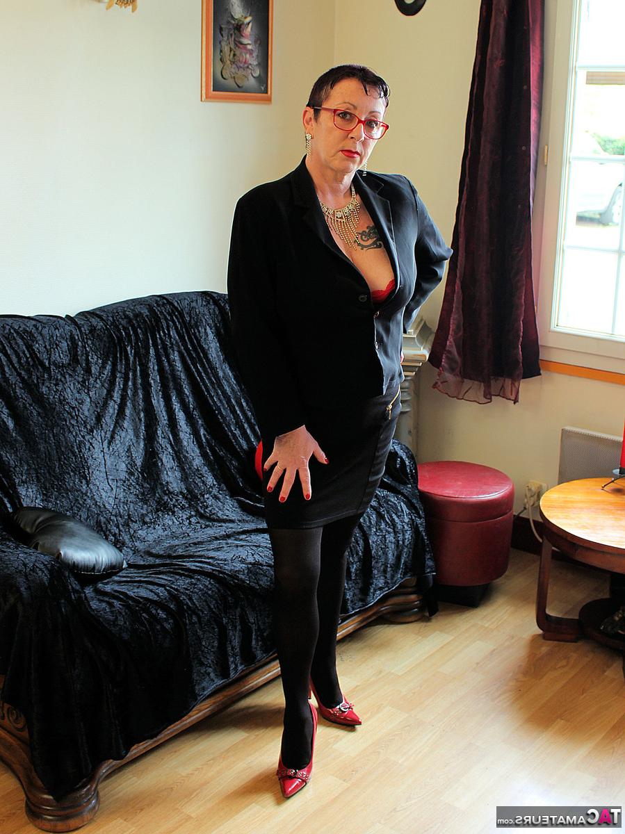 16P Mary Bitch, femme mûre, affiche son buisson percé en bas sexy.