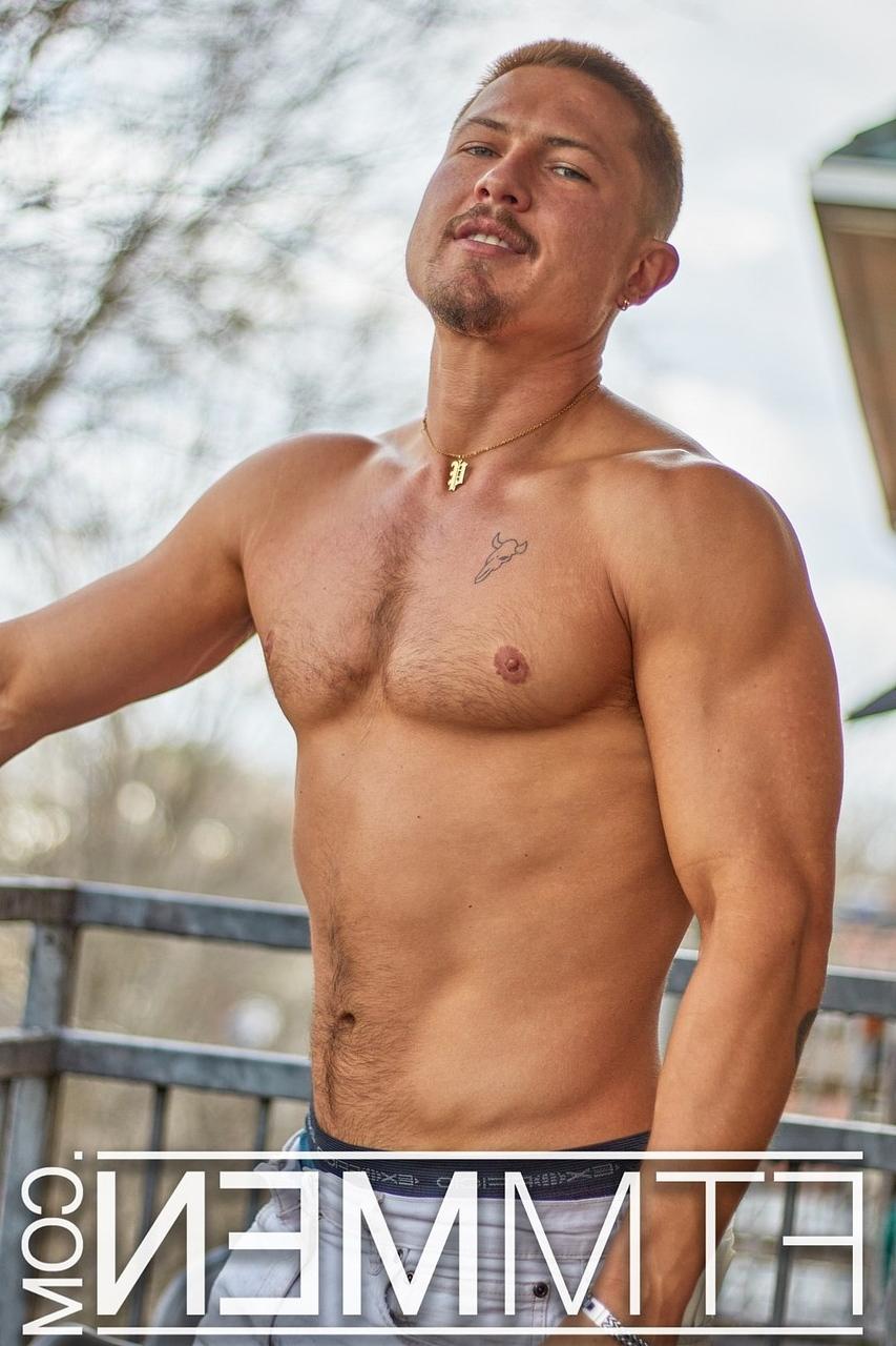 15P La blonde musclée Beaux James dévoile son corps sexy et se masturbe