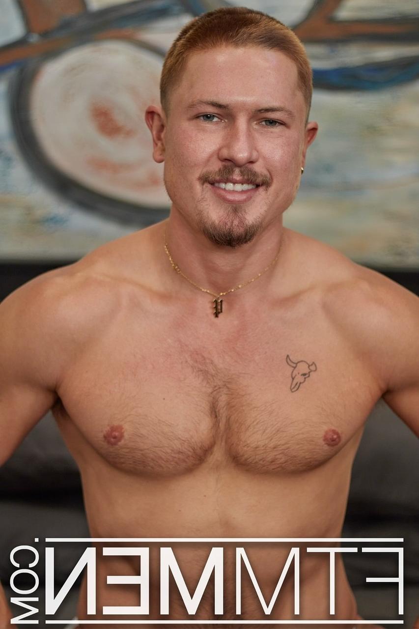 15P La blonde musclée Beaux James dévoile son corps sexy et se masturbe