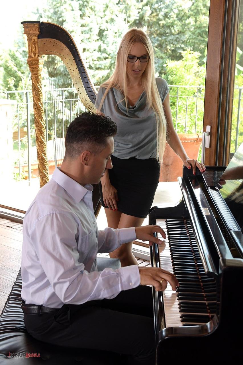 20P Loira MILF Florane Russell é fodida e sua vulva brincada por um pianista