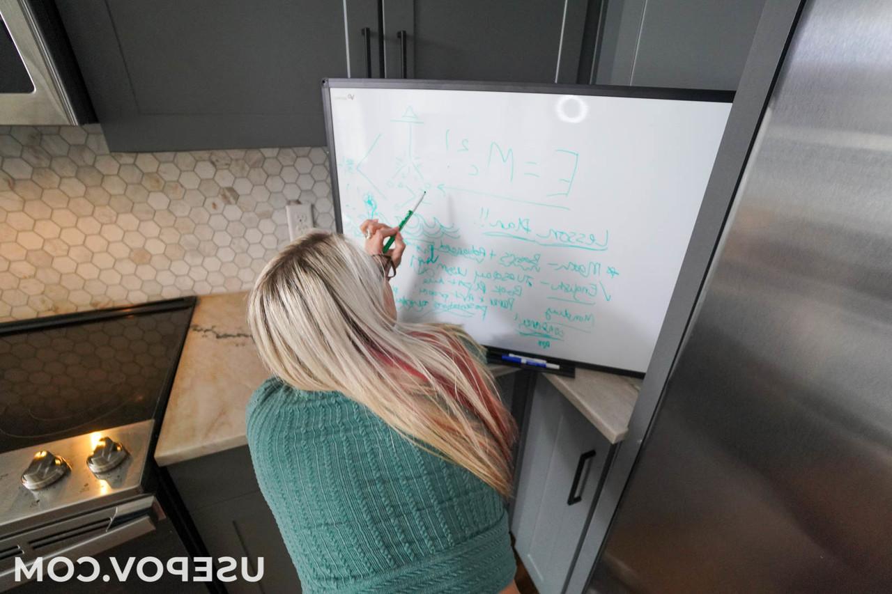 20P A professora loira Heather Hendrix leva uma surra enquanto trabalha e faz um tratamento facial