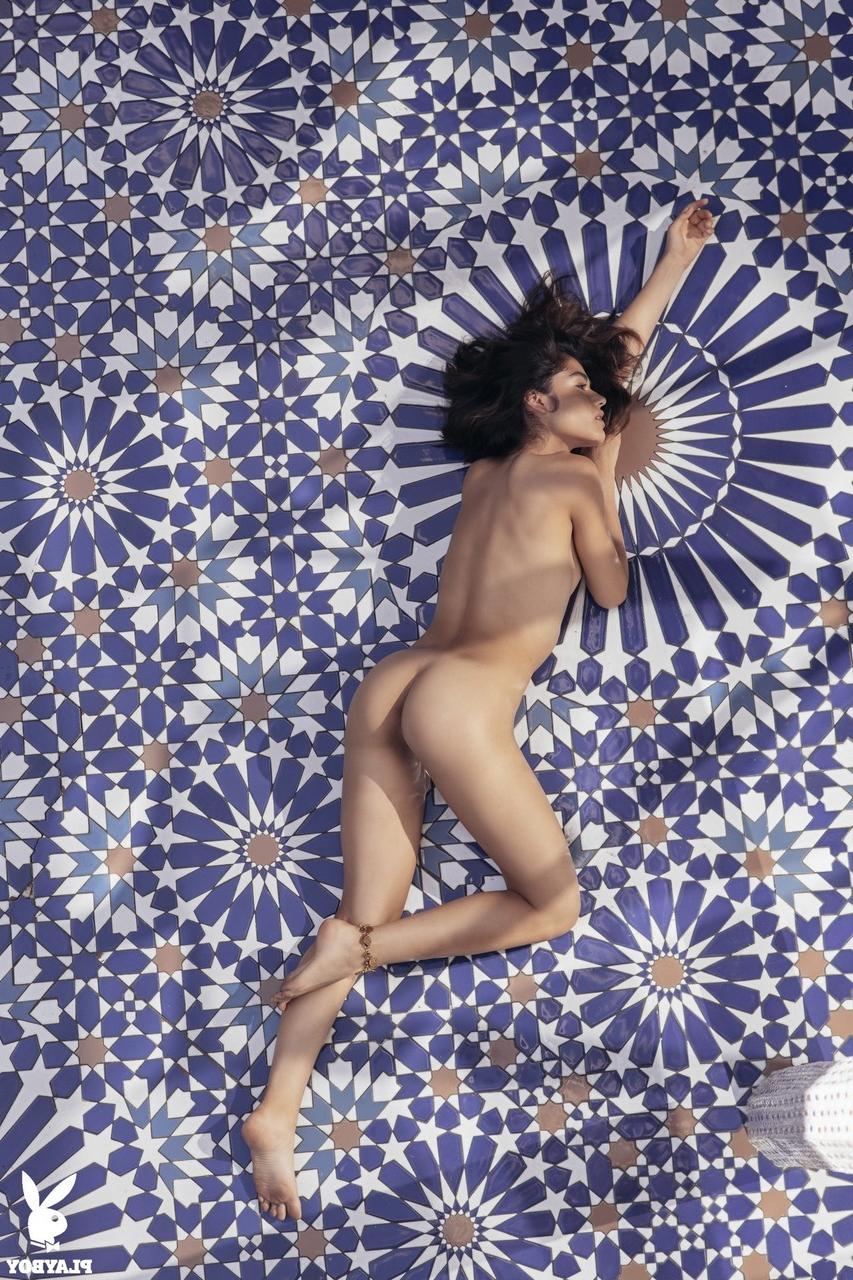 17P La modelo mexicana morena Lorena Medina muestra sus aldabas naturales