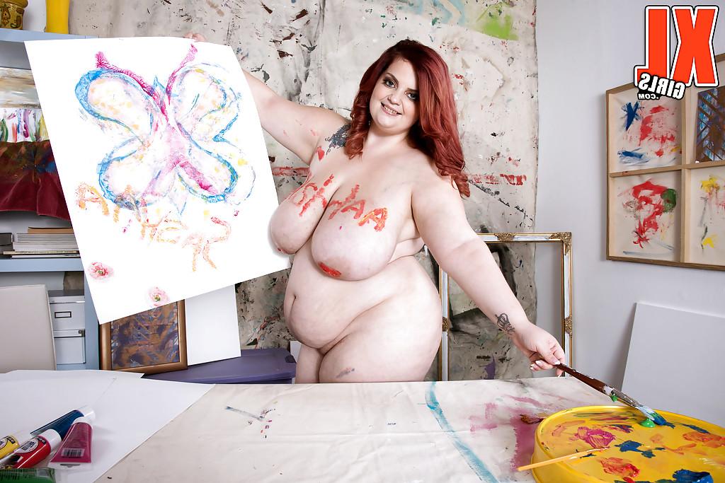 16P Redheaded BBW Sashaa Juggs strips to reveal massive tits for body painting