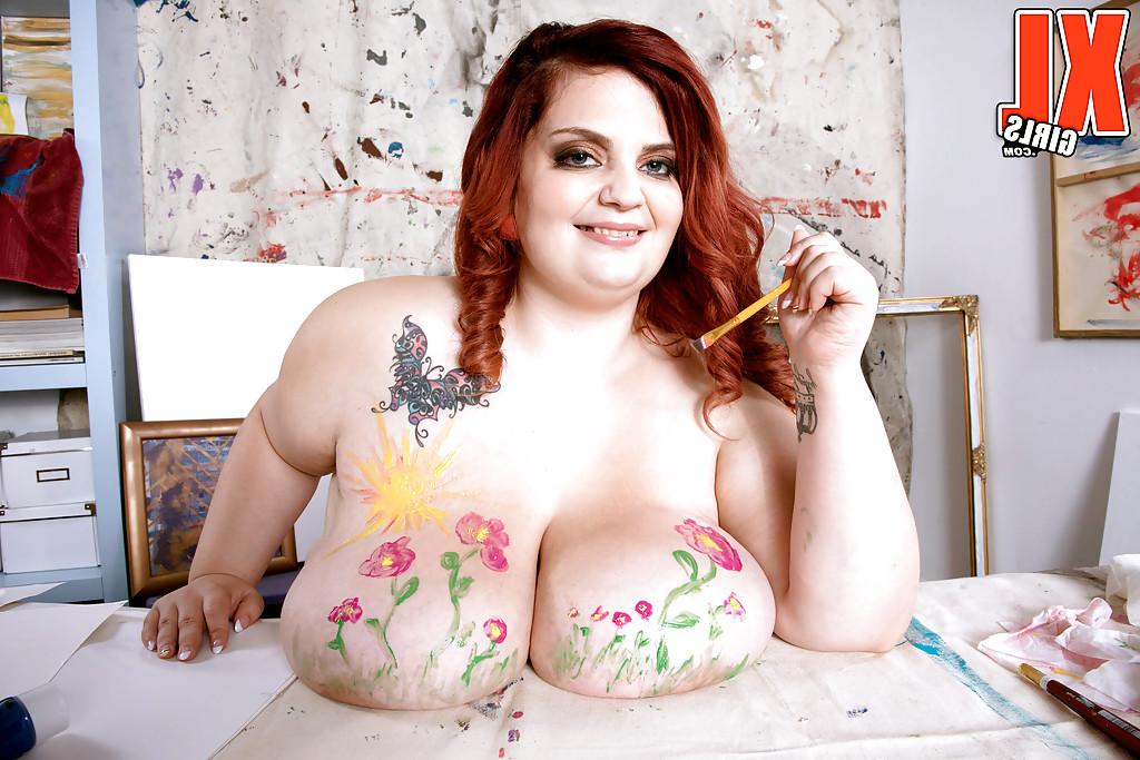 16P Redheaded BBW Sashaa Juggs strips to reveal massive tits for body painting