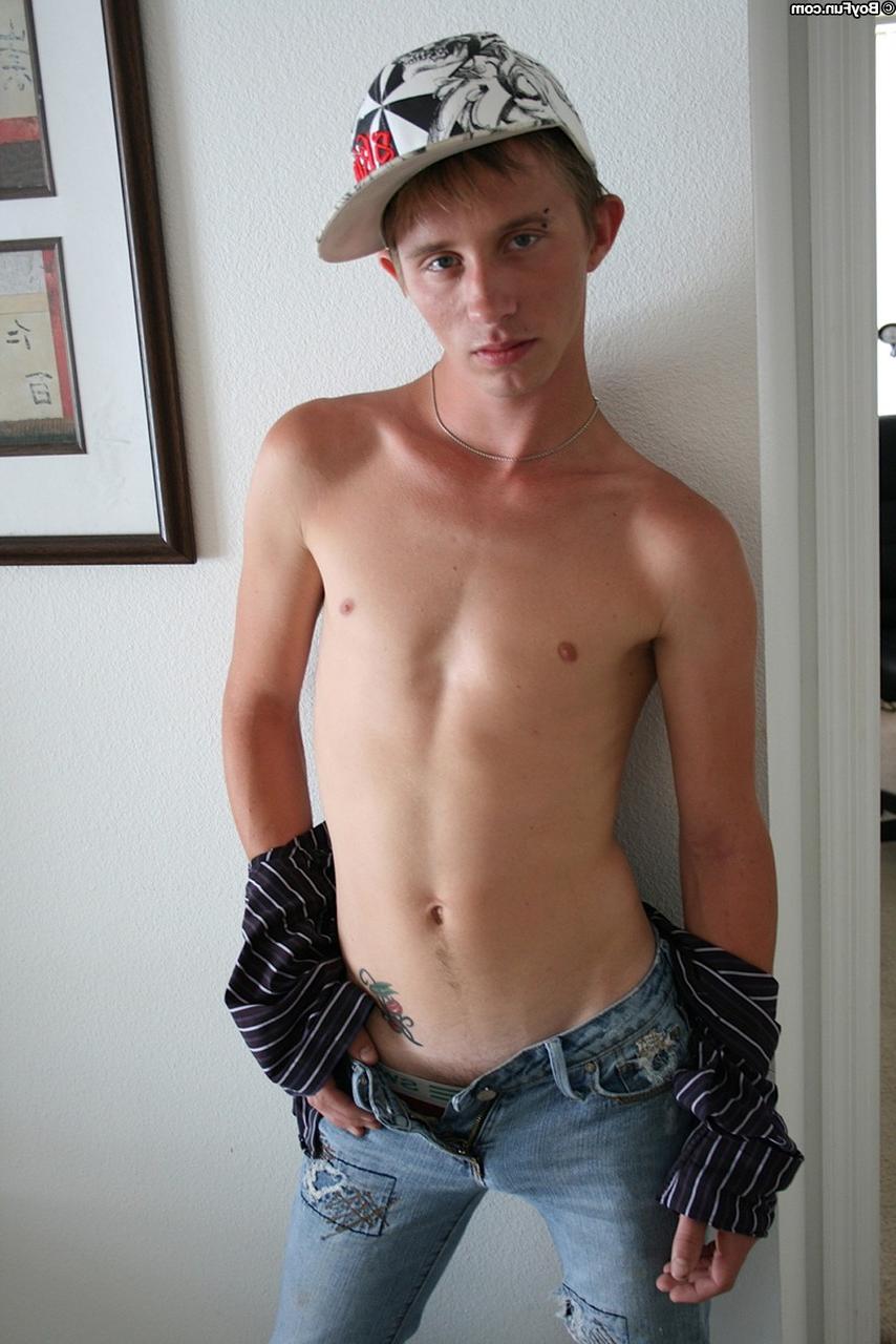 20P Garoto gay feminino com um chapéu Caden Skie revela seu corpo tatuado e sua haste super dura