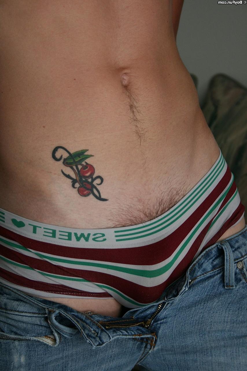 20P Garoto gay feminino com um chapéu Caden Skie revela seu corpo tatuado e sua haste super dura