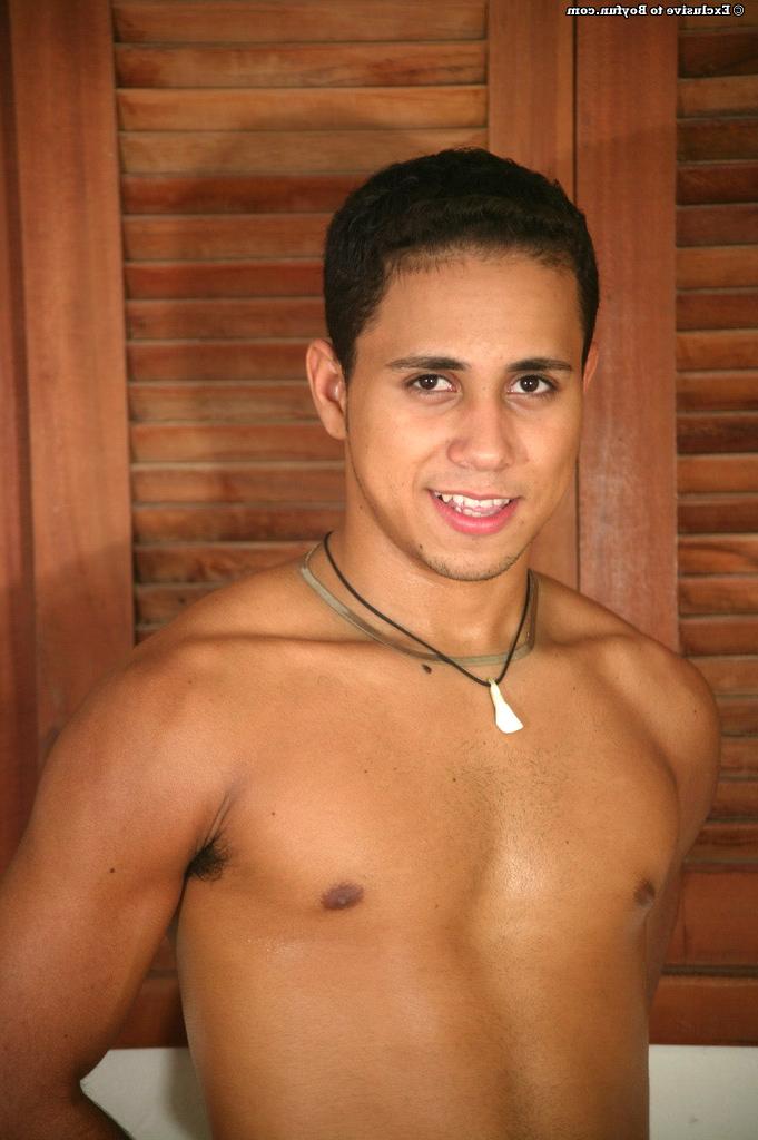 20P O gay fofo Fabricio mostra seu pau duro e sacode até gozar de barriga
