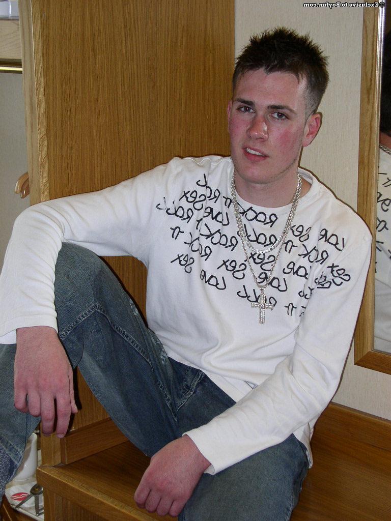 20P O gay bonito Kevin Nightingale se despe e mostra seu pau peludo