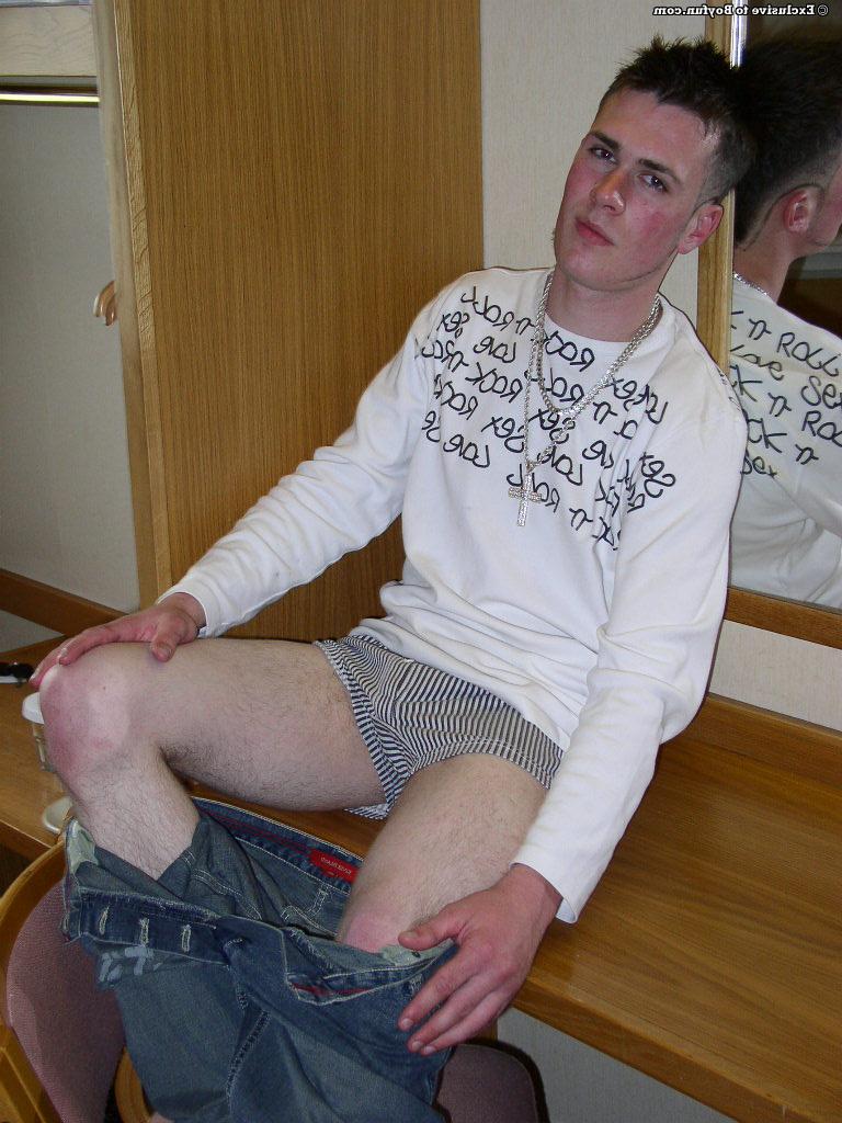20P O gay bonito Kevin Nightingale se despe e mostra seu pau peludo