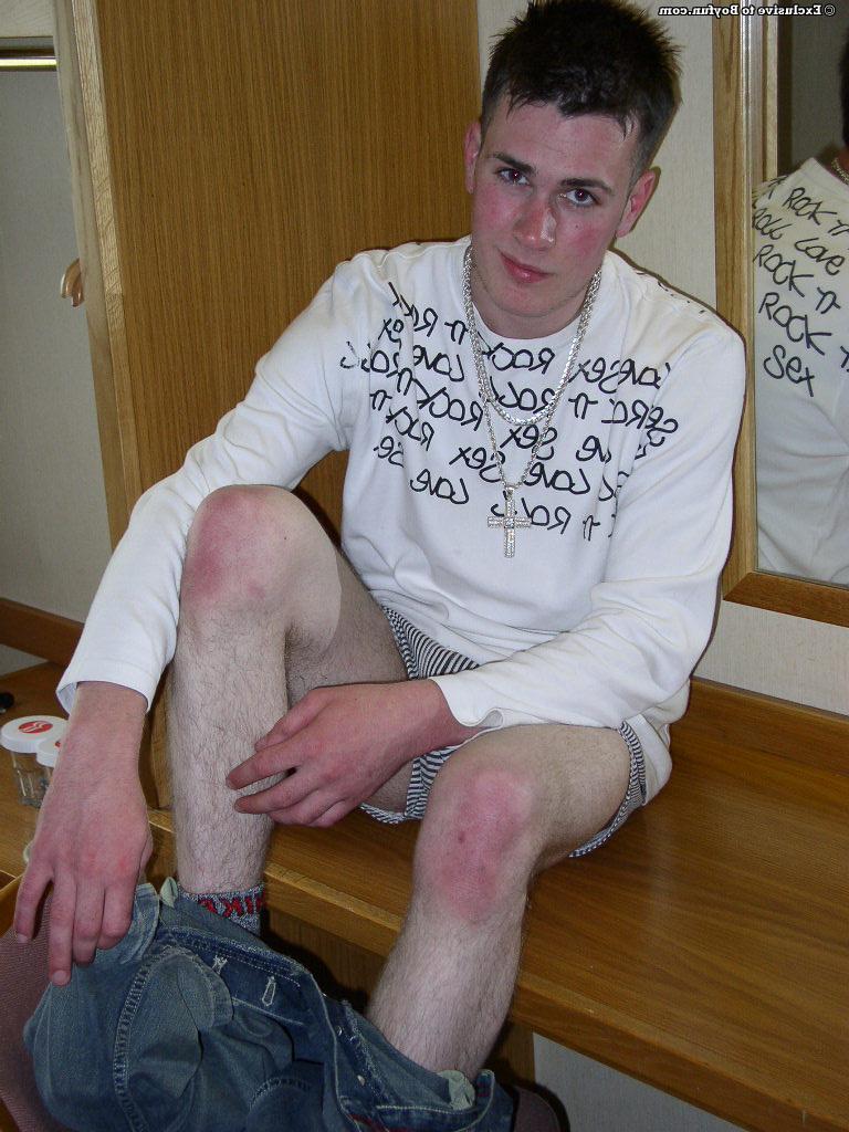 20P O gay bonito Kevin Nightingale se despe e mostra seu pau peludo