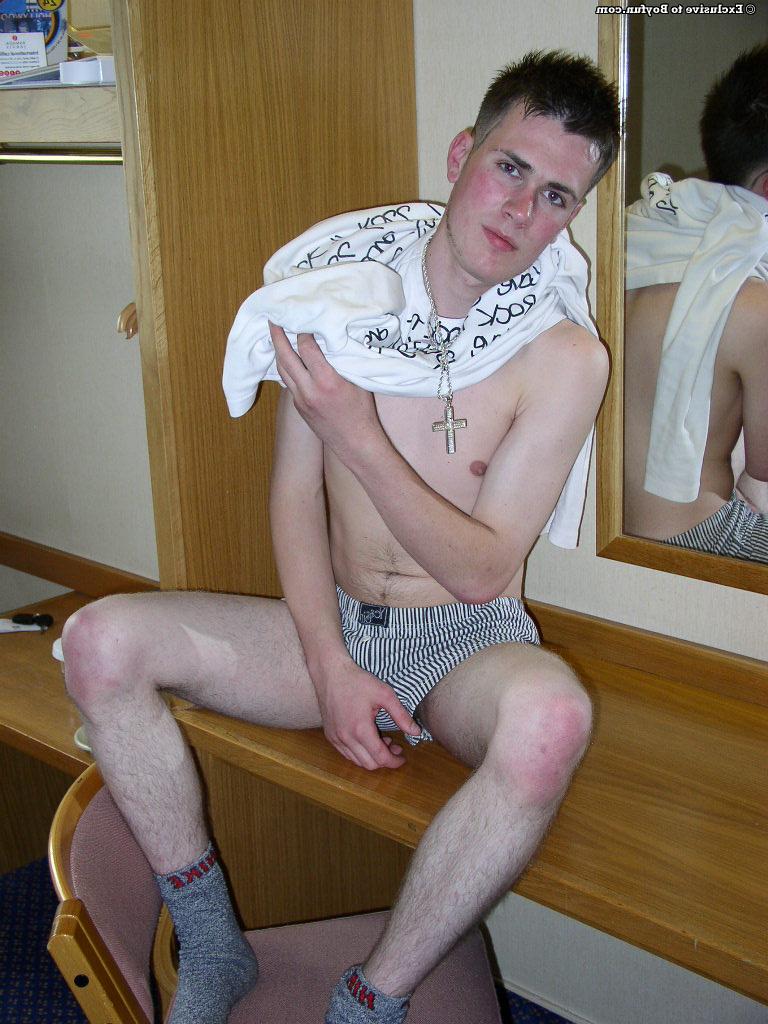 20P O gay bonito Kevin Nightingale se despe e mostra seu pau peludo