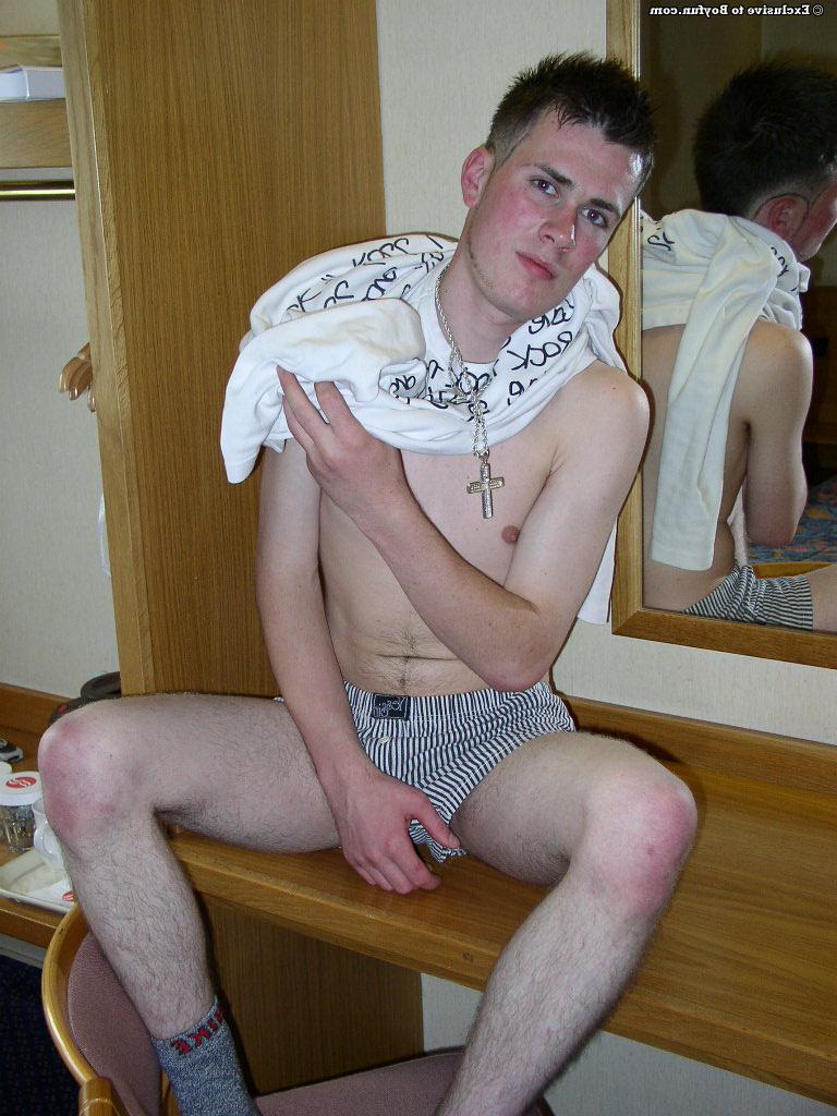 20P O gay bonito Kevin Nightingale se despe e mostra seu pau peludo