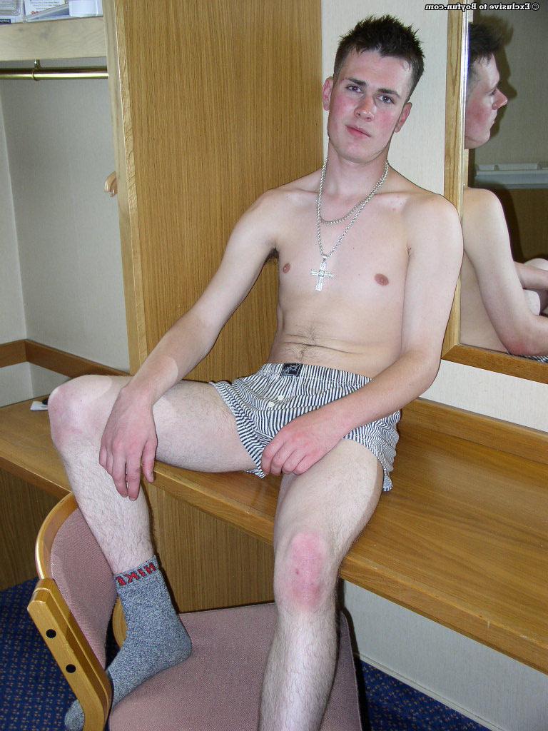 20P O gay bonito Kevin Nightingale se despe e mostra seu pau peludo