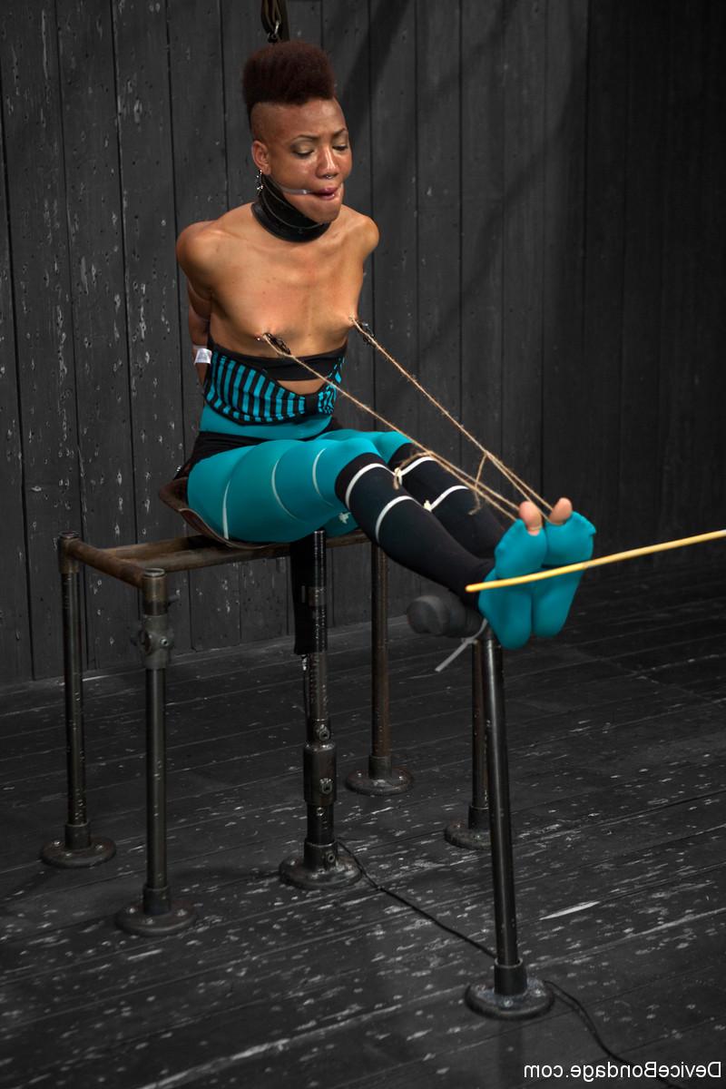 20P La soumise ébène Nikki Darling reçoit de la cire chaude sur ses pieds et se fait pincer les tétons.