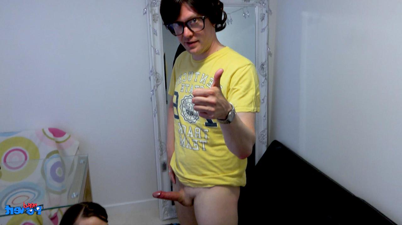 20P Une brune amateur en chaleur se fait baiser le doigt et baiser par un nerd