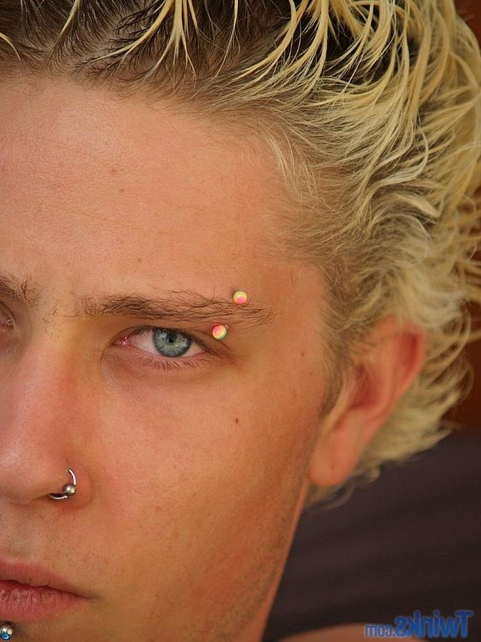 20P O gay loiro de olhos azuis Corey S tira e tira seu pau grande na cama