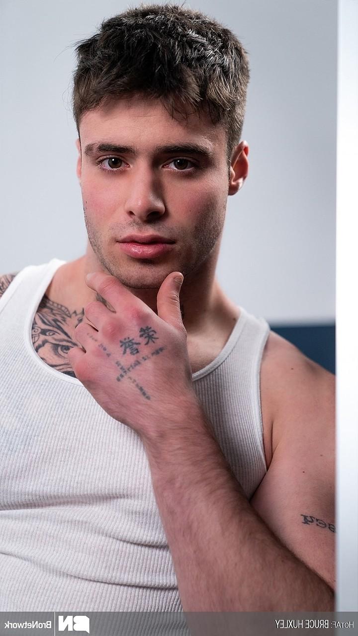 20P Le bodybuilder amateur sexy Bruce Huxley se déshabille et se branle sur les toilettes.