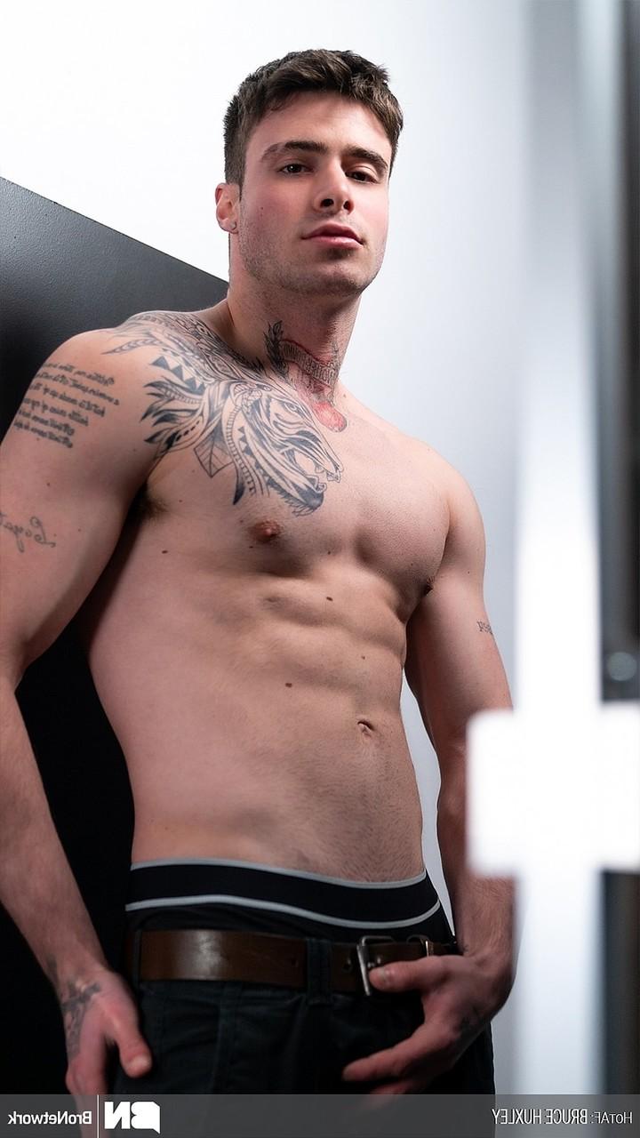 20P Le bodybuilder amateur sexy Bruce Huxley se déshabille et se branle sur les toilettes.