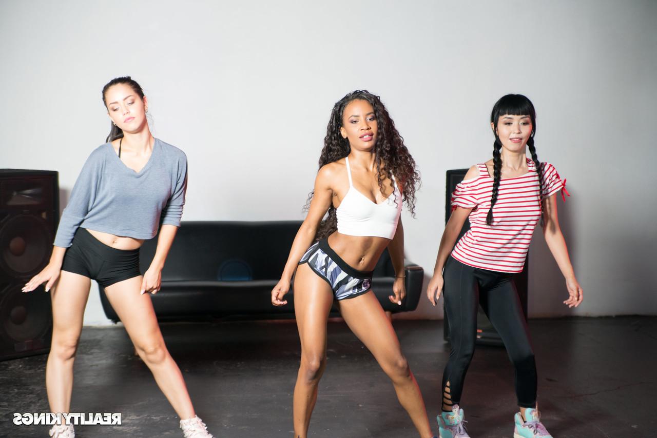 20P Die lesbischen Popgruppenmitglieder Marica, Alina Lopez und Demi Sutra ficken nach dem Training