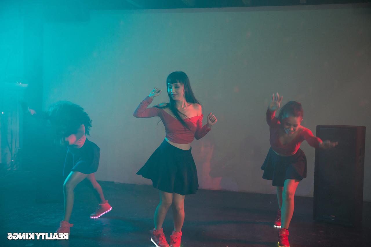 20P Die lesbischen Popgruppenmitglieder Marica, Alina Lopez und Demi Sutra ficken nach dem Training
