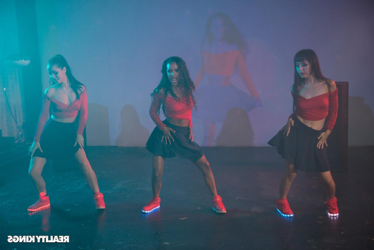 20P Die lesbischen Popgruppenmitglieder Marica, Alina Lopez und Demi Sutra ficken nach dem Training