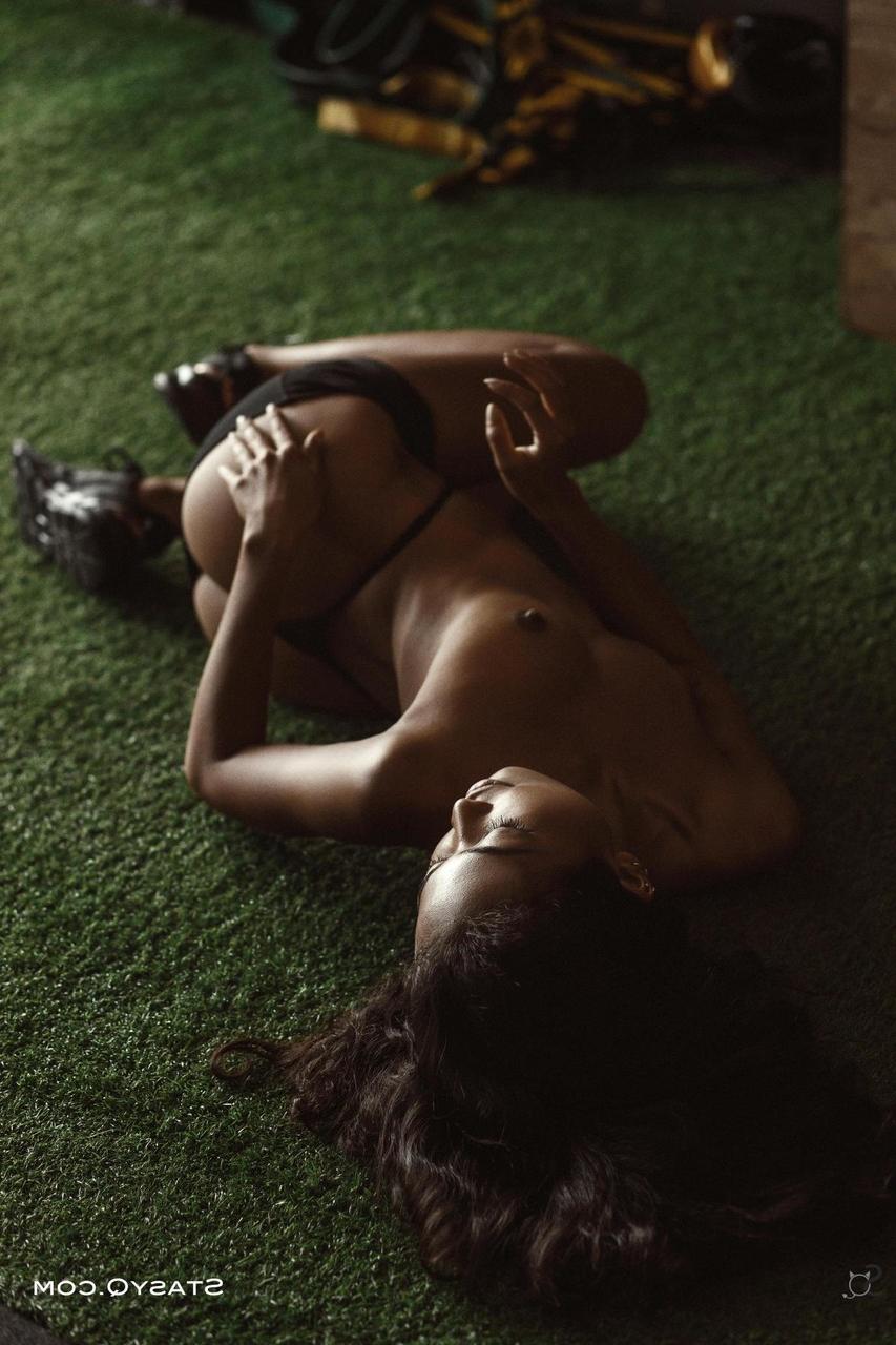 13P A exótica gata adolescente Erza tira suas roupas esportivas e exibe seu corpo assassino