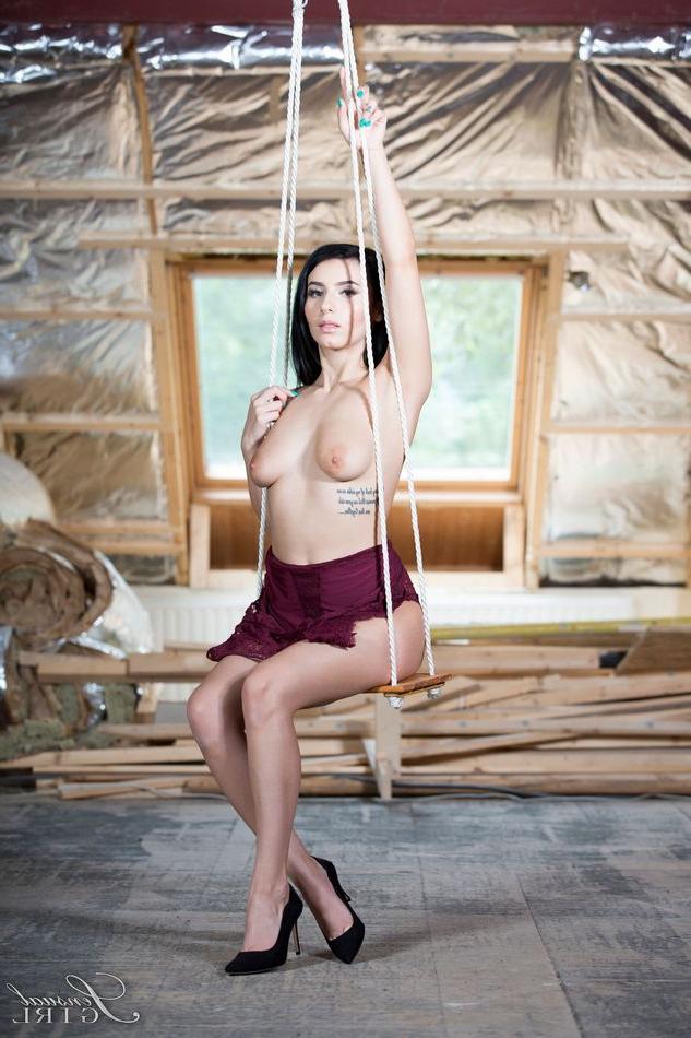 10P Die brünette Teenagerin Nelly Kent verzichtet auf ihre Unterwäsche und zieht sich nackt in High Heels aus