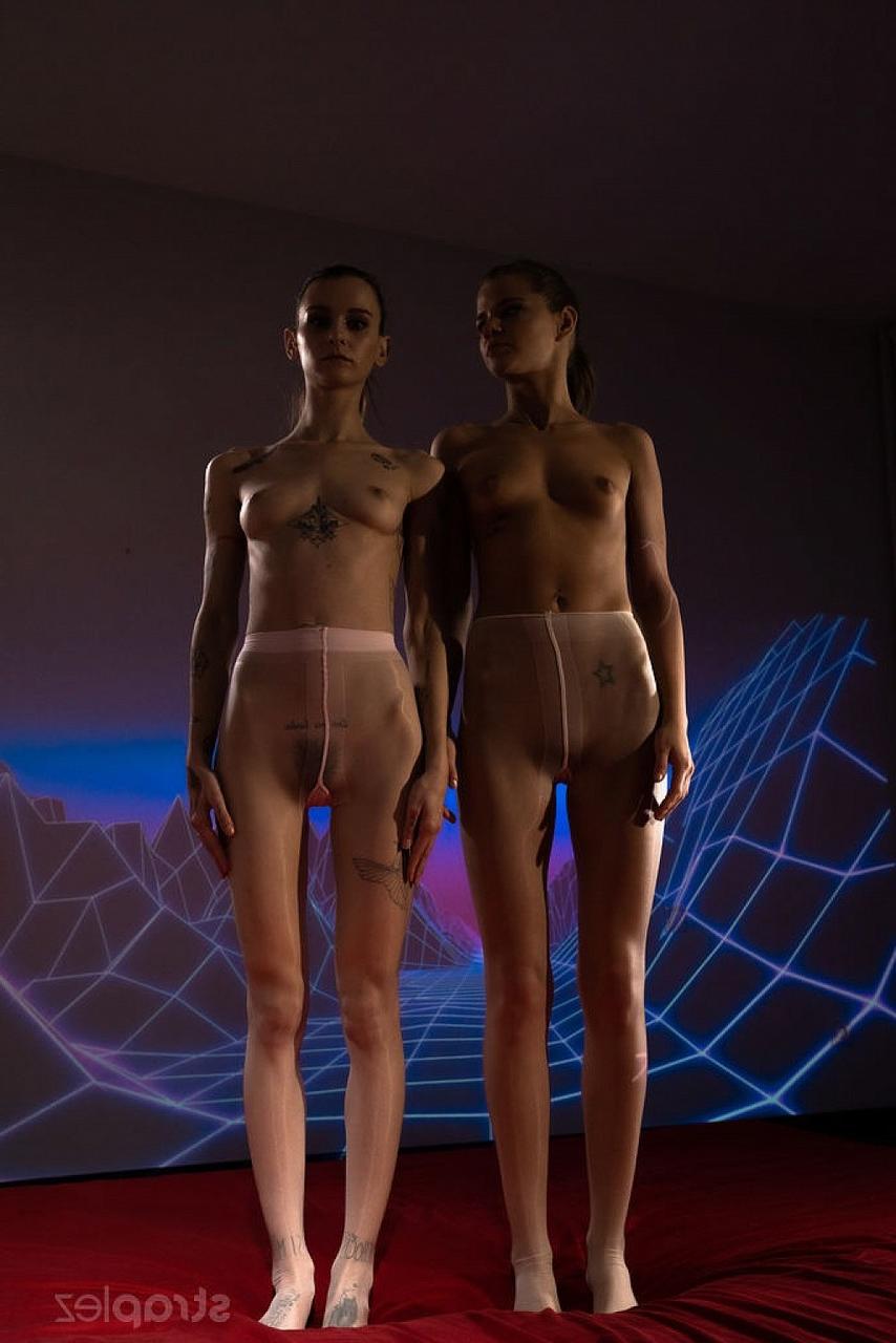 14P As lésbicas Adelle Unicorn e Sarah Kay posam de topless com meia-calça brilhante