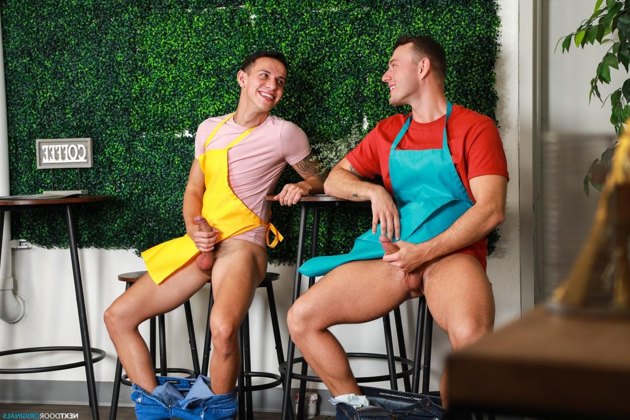 20P Des hommes homosexuels bien membrés Des Irez et Ryder Owens mettent fin au sexe anal sauvage avec une action orale torride