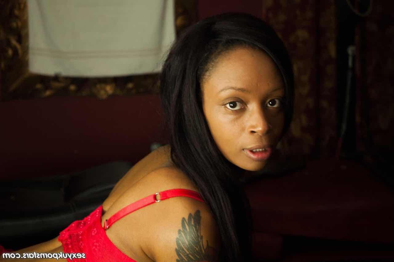 15P La negra británica Lola Marie modela lencería roja y medias a juego
