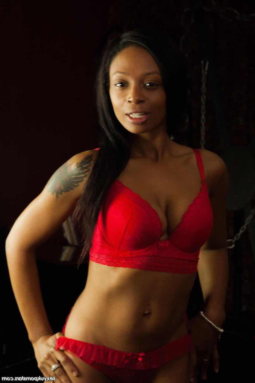 15P La negra británica Lola Marie modela lencería roja y medias a juego