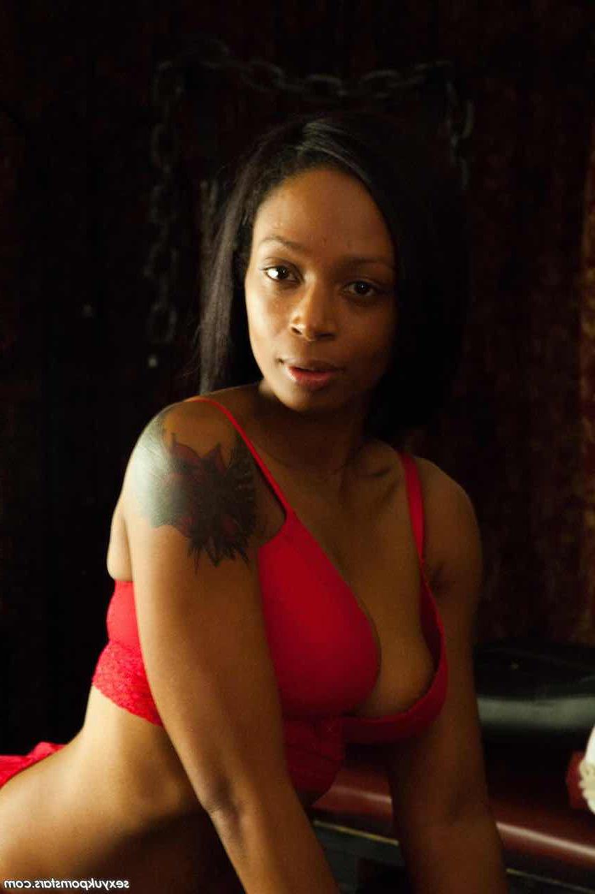 15P La negra británica Lola Marie modela lencería roja y medias a juego