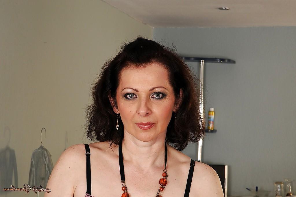 16P Mature babe with a hairy cunt shows her body and her pussy