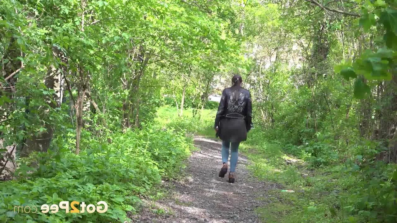 15P La gentille fille Barbe pisse sur un chemin à travers les bois avec une veste et des lunettes
