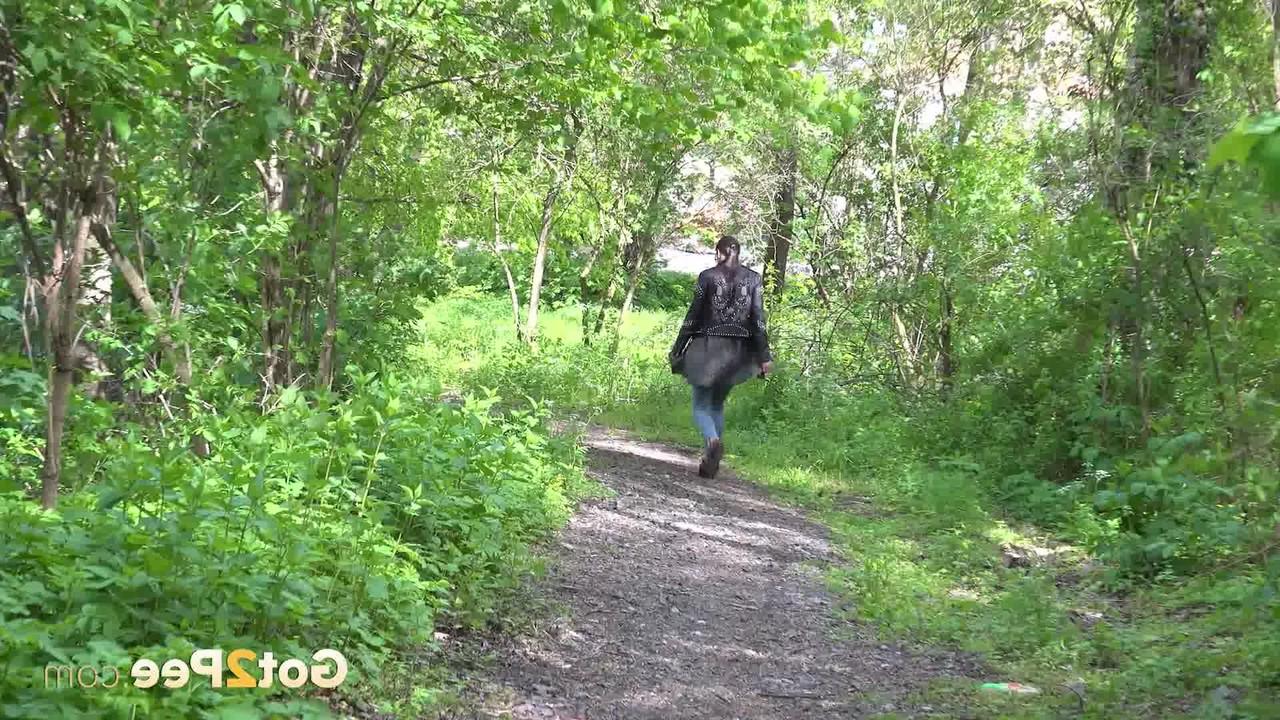 15P La gentille fille Barbe pisse sur un chemin à travers les bois avec une veste et des lunettes