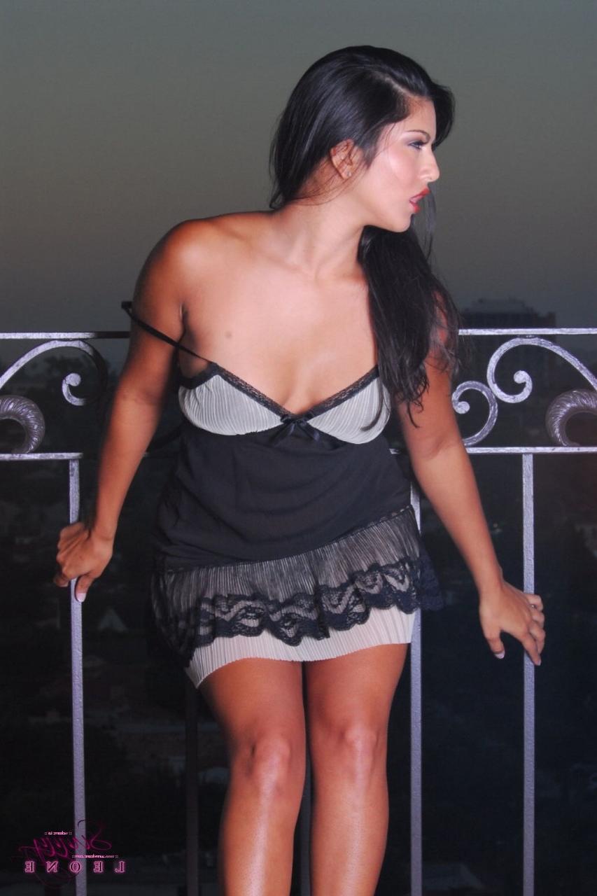 18P La morena solitaria Sunny Leone muestra sus estupendas piernas y tetas en un mirador