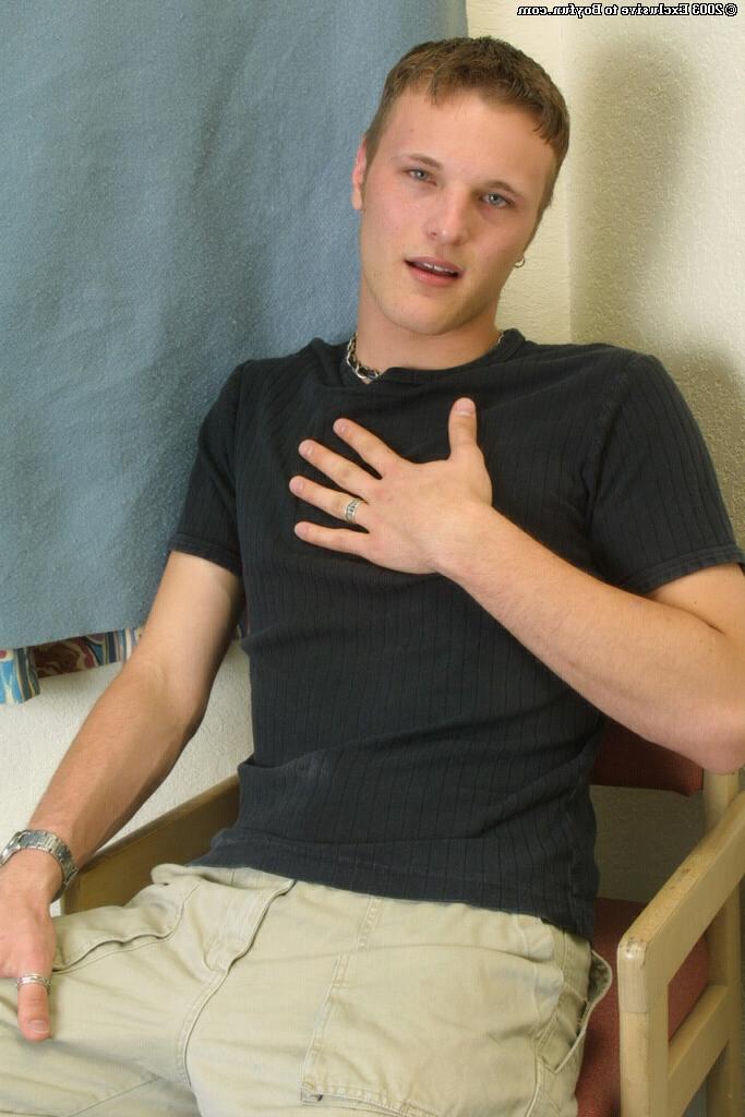 20P Gay hottie Seth Knight strips down naked and masturbates in a solo