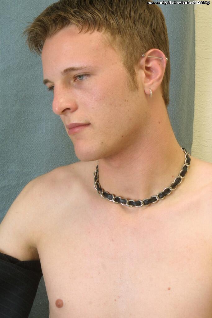20P Gay hottie Seth Knight strips down naked and masturbates in a solo