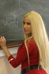20P La chaude enseignante blonde Gina Lynn se penche pour une levrette en classe et prend un soin du visage.