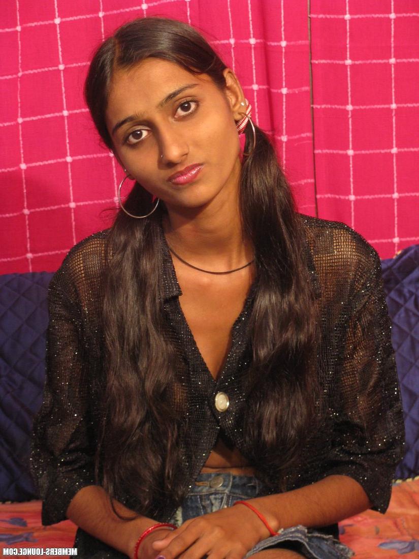 15P Aarti, une grande fille indienne, expose ses seins fermes dans une jupe.