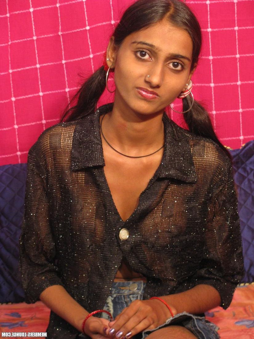 15P Aarti, une grande fille indienne, expose ses seins fermes dans une jupe.